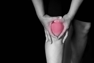 Diz ağrısı çeken bir kadın.