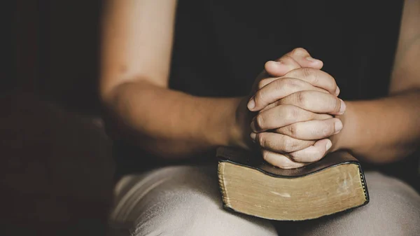 Crise de vida cristã oração a Deus. Mulher Ore por bênção de Deus — Fotografia de Stock