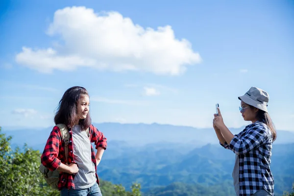 Resenärer, unga kvinnor, titta på de fantastiska bergen och skogen — Stockfoto