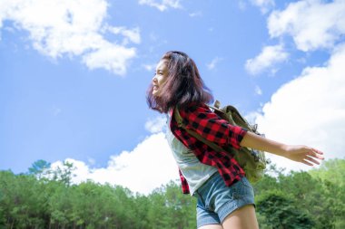 Gezginler, Genç kadınlar, muhteşem dağlar ve ormanlara bak, Wanderlust seyahat fikirleri, mesajlar için alan, atmosferin büyük anları.