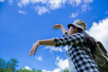 Gezginler, Genç kadınlar, muhteşem dağlar ve ormanlara bak, Wanderlust seyahat fikirleri, mesajlar için alan, atmosferin büyük anları.