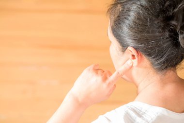 Ağrılı kafasına dokunan kulak ağrısı olan kadın 