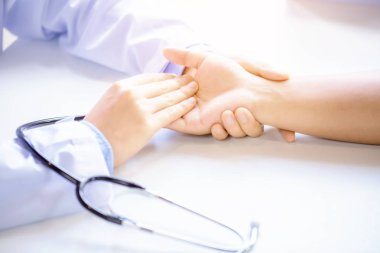 Doktor hasta kalp atışı ölçüm yakın çekim.