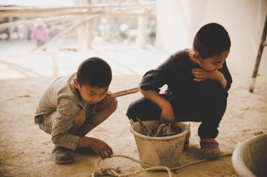 Küçük çocuklar emek ticari bina yapısı, Worl çalışan