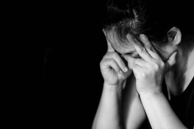 kadın onun tapınaklar dokunmadan