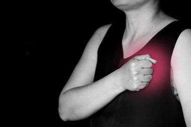 kadın göğsünü tutarak