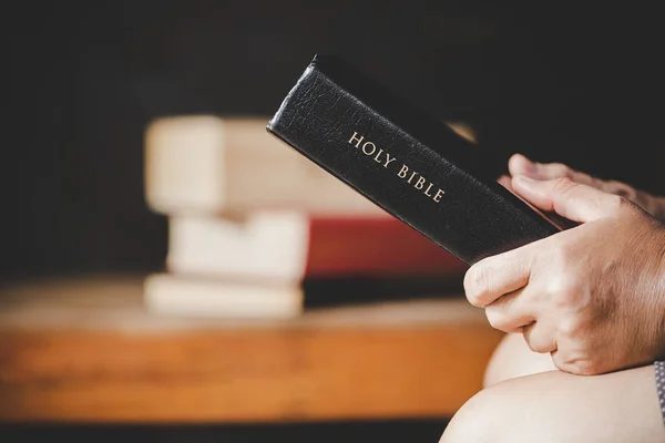 Espiritualidad y religión, Manos dobladas en oración sobre una Santa Biblia — Foto de Stock