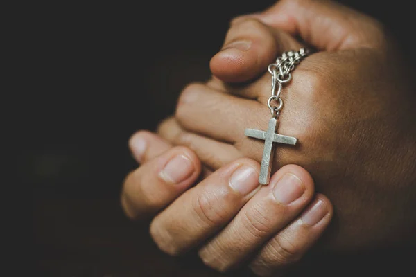 宗教概念中的妇女 手向上帝祈祷,同时拿着十字架符号. — 图库照片