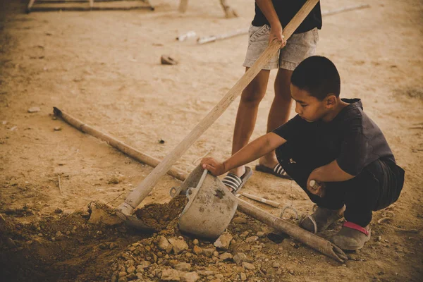 Contra el trabajo infantil, Los niños pobres, los trabajos de construcción, la mano de obra — Foto de Stock