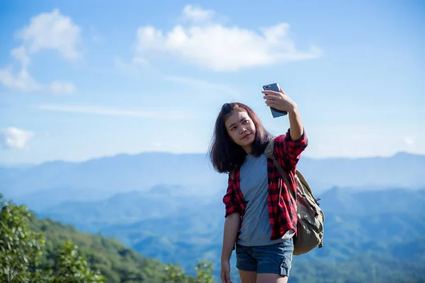 Podróżujący, młode kobiety, spójrz na niesamowite góry i Las — Zdjęcie stockowe
