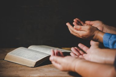 Bir grup insan ibadet inanıyorum dua elele