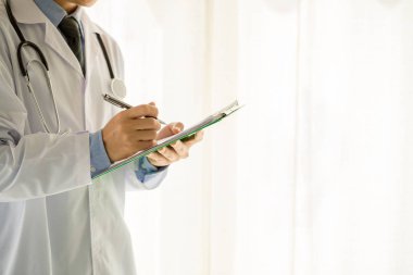 Beyaz arka plan üzerinde tıbbi hekim doktor adam. 