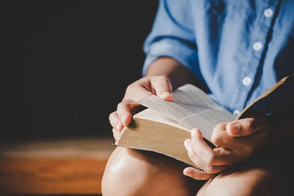 Spiritualità e religione, Mani giunte in preghiera — Foto Stock