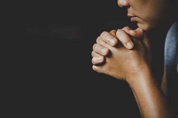 Mão orando a Deus As mãos humanas oram por bênçãos de Deus . — Fotografia de Stock