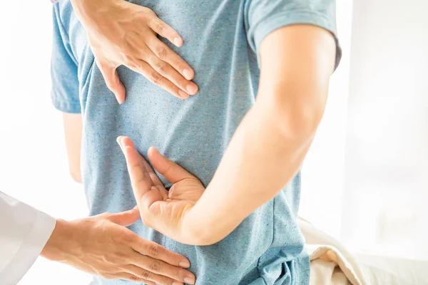 Physiotherapist working with patient in clinic — Stock Photo, Image