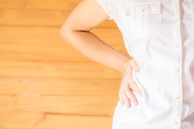 Kadının eli evde belinden yakalandı. 