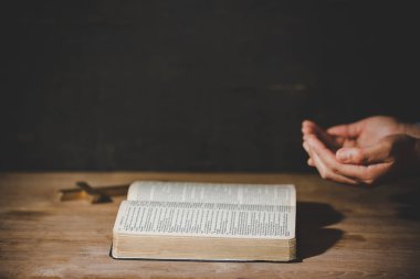 Maneviyat ve din, eller kutsal bir Bibl üzerinde dua katlanmış