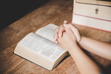 Maneviyat ve din, Eller Kutsal Kitap üzerinde dua katlanmış