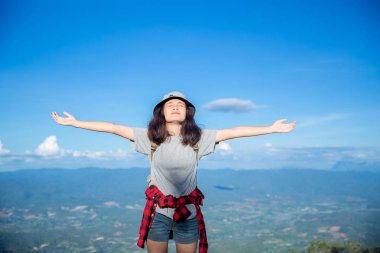 Gezginler, Genç kadınlar, muhteşem dağlar ve ormana bak