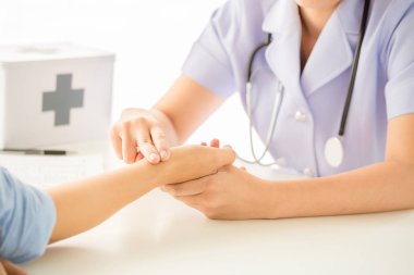 Doktor sabrın nabzını parmakla kontrol ediyor.