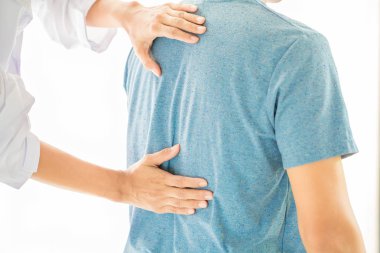 Klinikte hastayla çalışan fizyoterapist