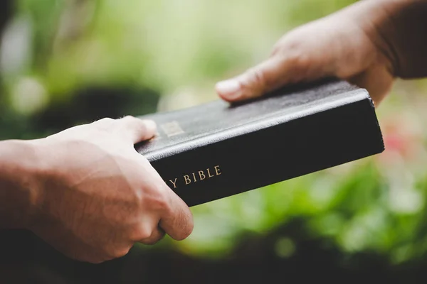 Gruppo di persone che si tengono per mano pregare culto credono — Foto Stock