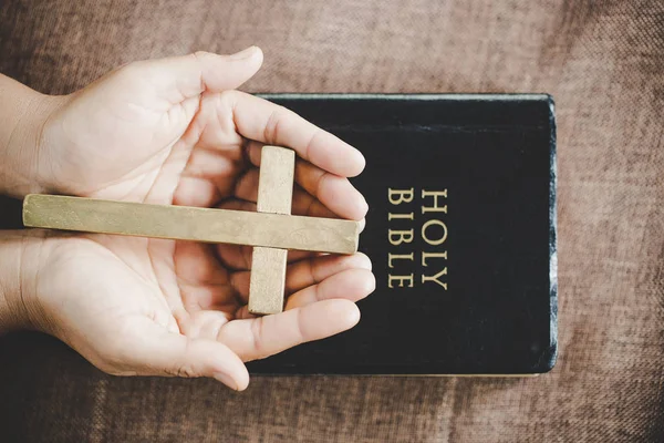 Espiritualidade e religião, Mãos dobradas em oração em uma Bíblia Sagrada — Fotografia de Stock