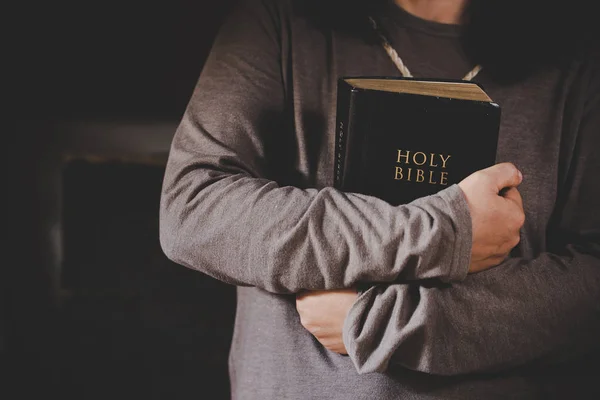 Spiritualitás és a vallás, Hands hajtogatott imádságban egy Szent Biblia — Stock Fotó