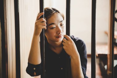 parmaklıklar arkasında güzel genç kız