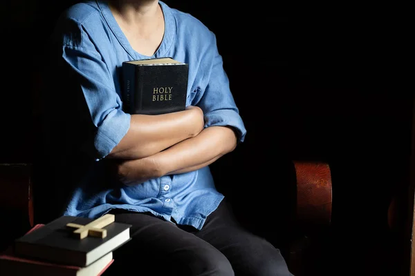 Een christelijke vrouw zat op een houten stoel — Stockfoto