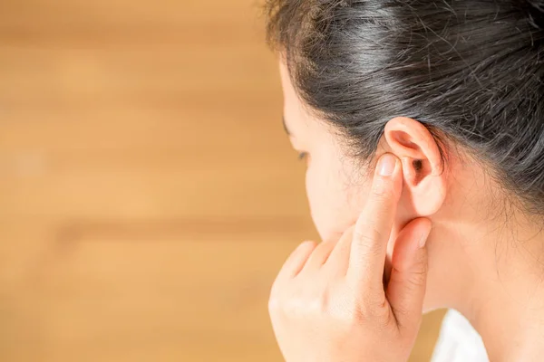 Femme ayant des douleurs à l'oreille touchant sa tête douloureuse — Photo