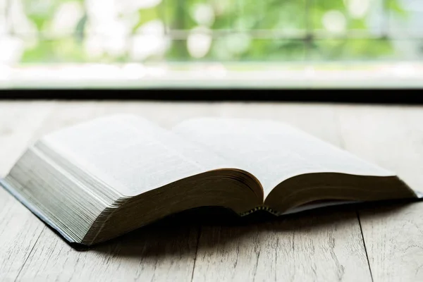 Helig bibel på ett träbord — Stockfoto