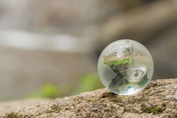 Nahaufnahme einer Glaskugel im Wald. — Stockfoto