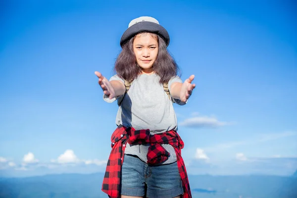 여행자, 젊은 여성, 놀라운 산과 숲을 봐 — 스톡 사진