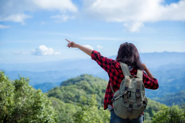 Viajantes, jovens mulheres, olhem para as incríveis montanhas e florestas — Fotografia de Stock