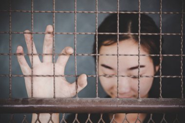 parmaklıklar arkasında güzel genç kız