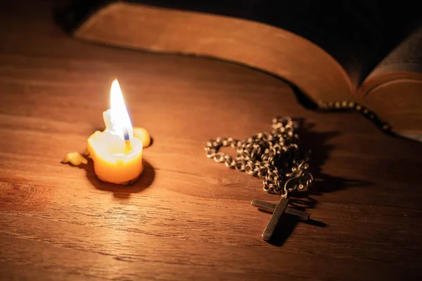 Βίβλος, ξύλο Σταυρός και κεριά — Φωτογραφία Αρχείου
