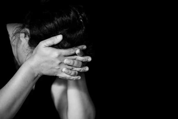 Mujer tocando sus sienes — Foto de Stock