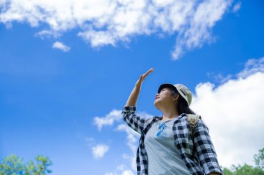 Gezginler, Genç kadınlar, muhteşem dağlar ve ormanlara bak, Wanderlust seyahat fikirleri, mesajlar için alan, atmosferin büyük anları.