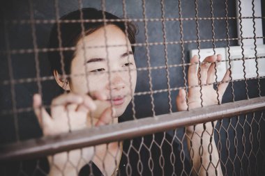 parmaklıklar arkasında güzel genç kız