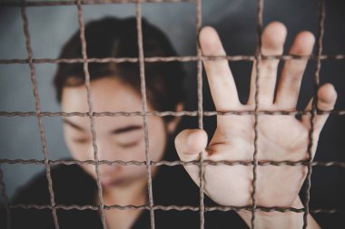 parmaklıklar arkasında güzel genç kız