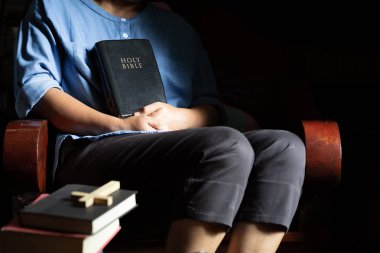 Hıristiyan bir kadın tahta bir sandalyeye oturdu 