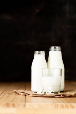 Taze süt iki şişe bardak