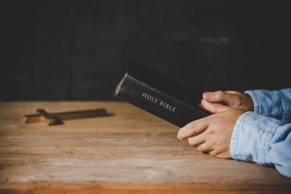 Spiritualiteit en religie, handen gevouwen in gebed op een heilige Bibl — Stockfoto