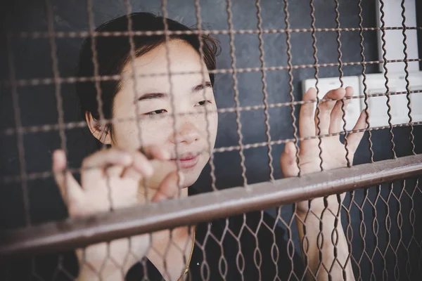 parmaklıklar arkasında güzel genç kız