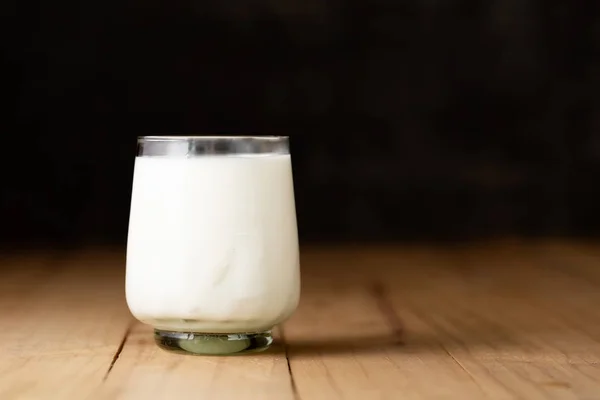 Glas melk tegen — Stockfoto