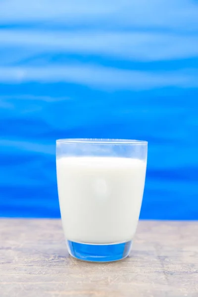 Latte in un bicchiere — Foto Stock