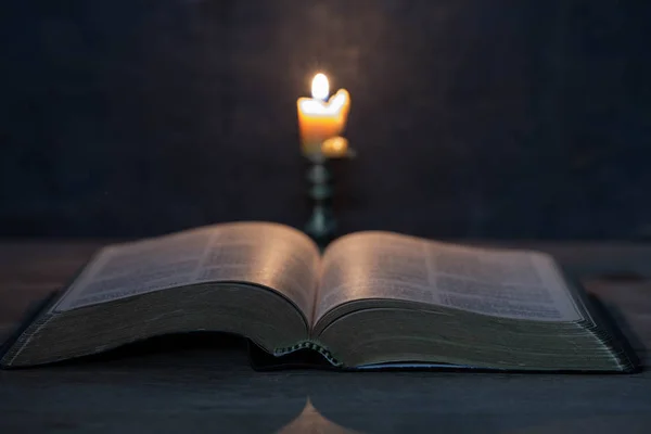 Schriften en kaarsen op een houten tafel — Stockfoto