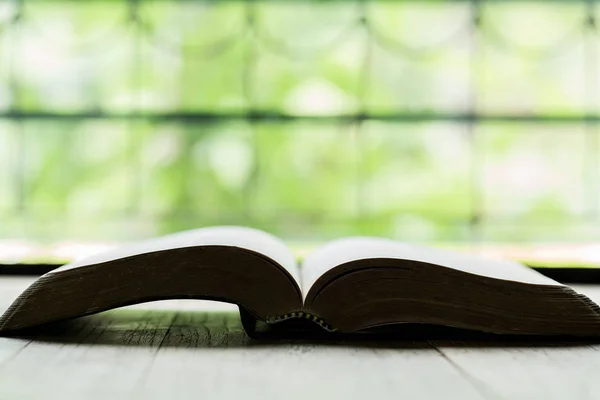 Священная Библия на деревянном столе — стоковое фото