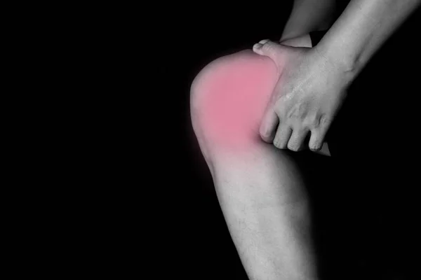 Mulher close-up sofrendo de dor no joelho — Fotografia de Stock